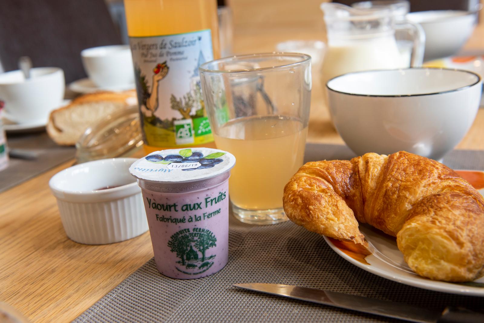 Villers-au-Tertre : la ferme du Tertre, petit-déjeuner